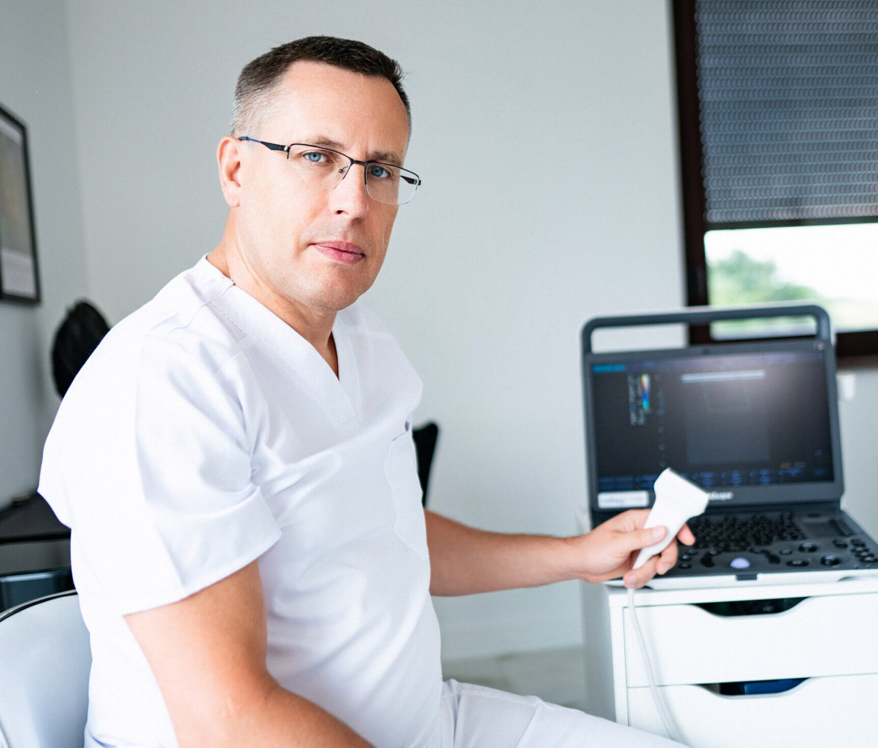Dr Piotr Worobiec wykonujący diagnostykę naczyń przed skleroterapią w Goczałkowicach-Zdroju